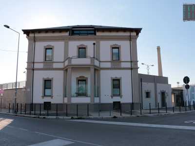Decidiamo di svoltare a sinistra su via Ammiraglio Caracciolo, strada che � introdotta da un edificio bianco e beige a due piani in stile liberty che rappresenta l�ingresso di un�azienda che produce allestimenti per fiere e convegni